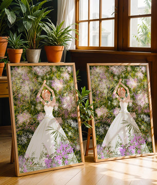 Mujer en vestido blanco acostada entre flores en un jardín