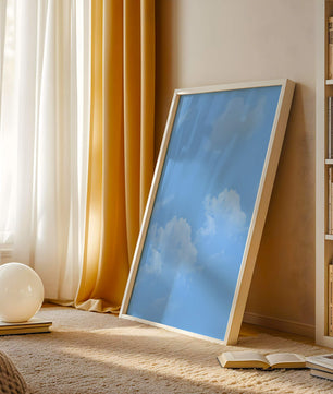 Cielo azul brillante con nubes blancas esponjosas