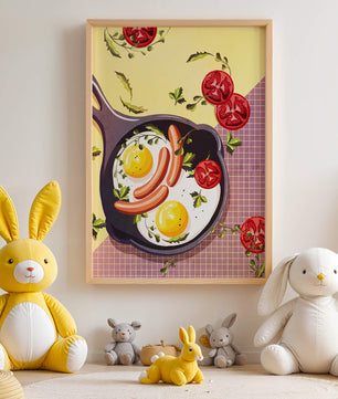 Huevos fritos y salchichas en una sartén con tomates y hierbas sobre un fondo colorido
