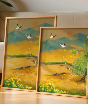Ruhige Landschaft mit fliegenden Kranichen und goldenen Blüten