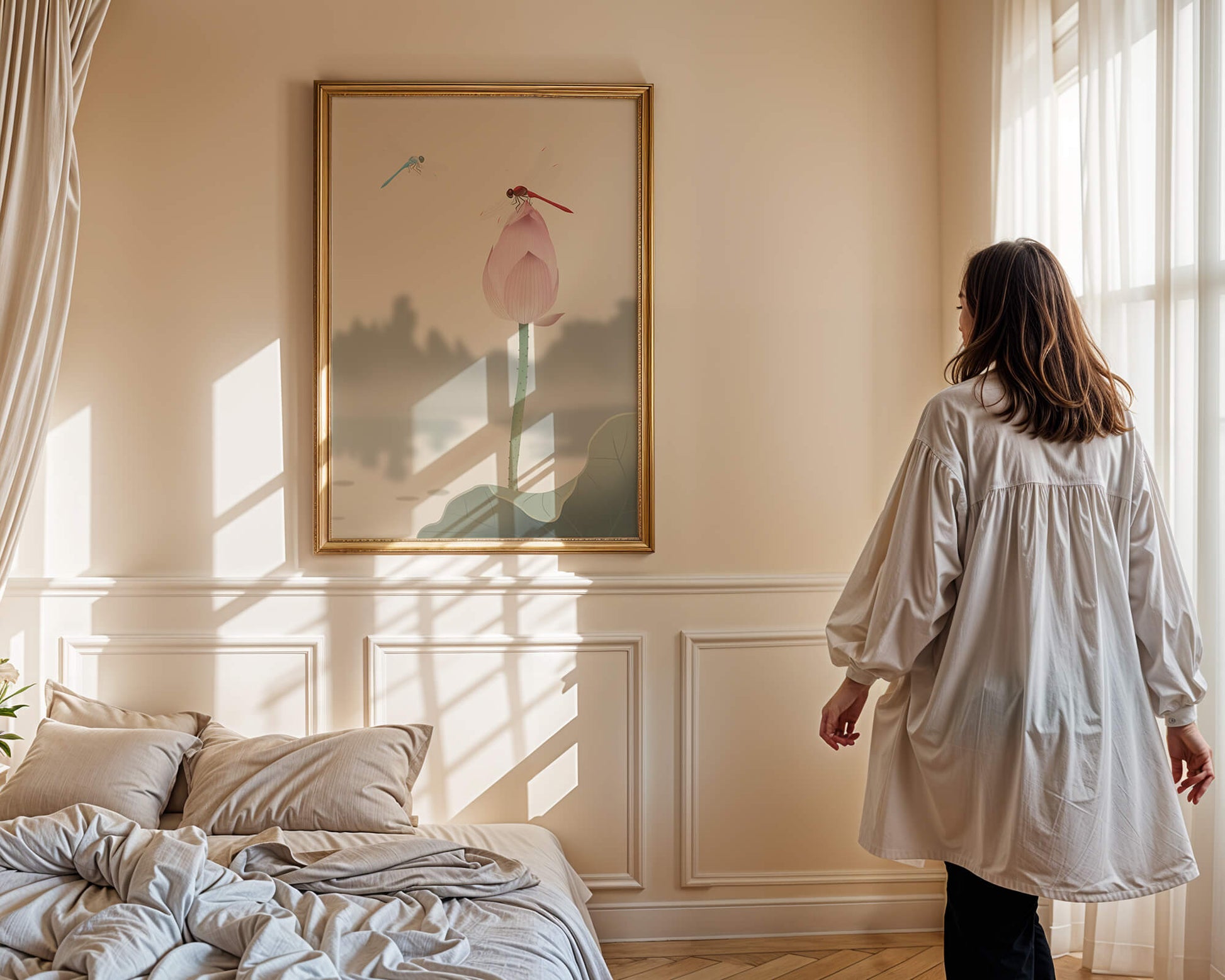 Libélulas sobre un capullo de loto con paisaje sereno