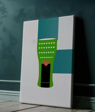 Jarrón verde con patrón de corazón y diseño minimalista