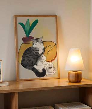 Entspannte Katze mit Kaffee und Pflanze auf gemütlichem Kissen