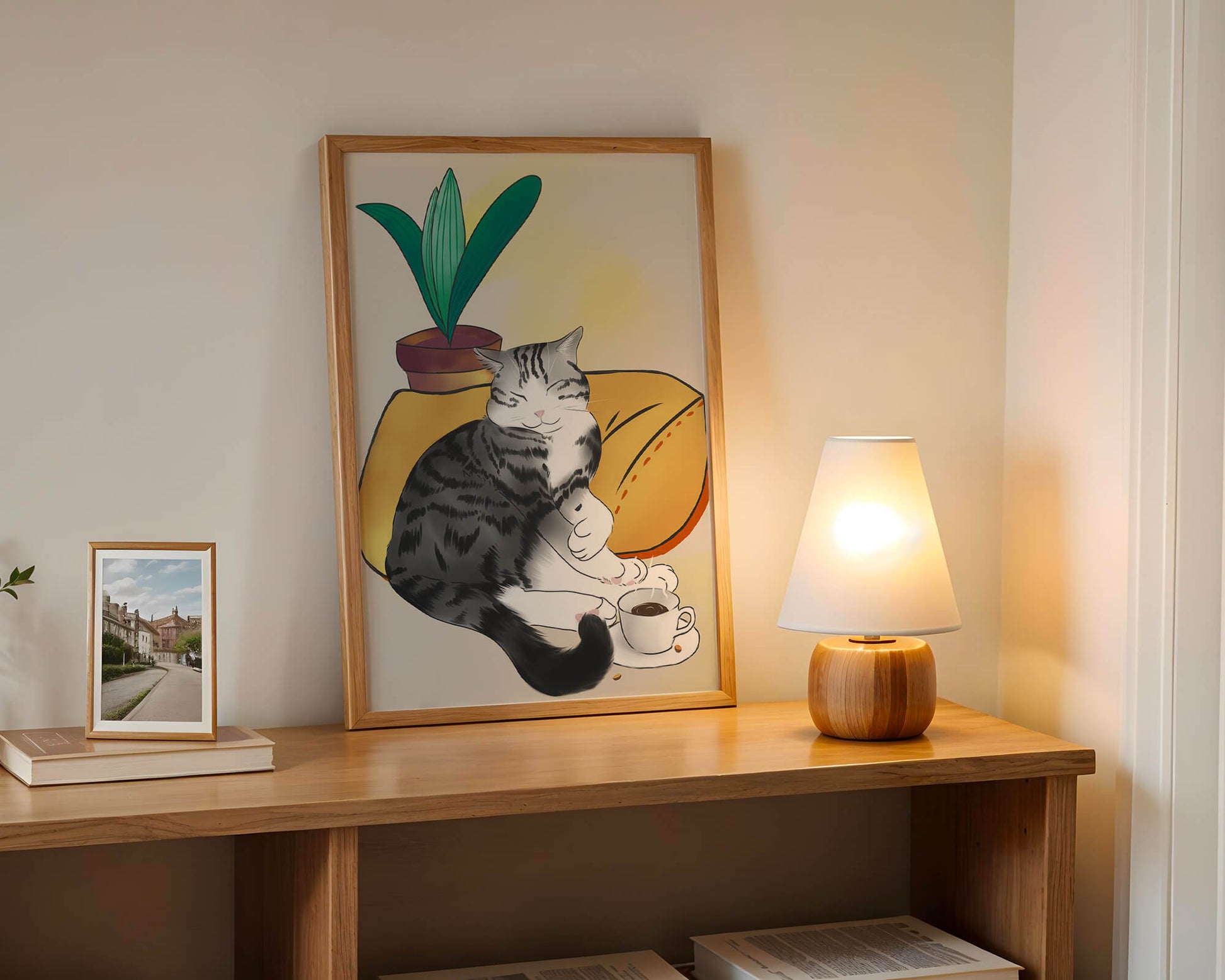 Entspannte Katze mit Kaffee und Pflanze auf gemütlichem Kissen