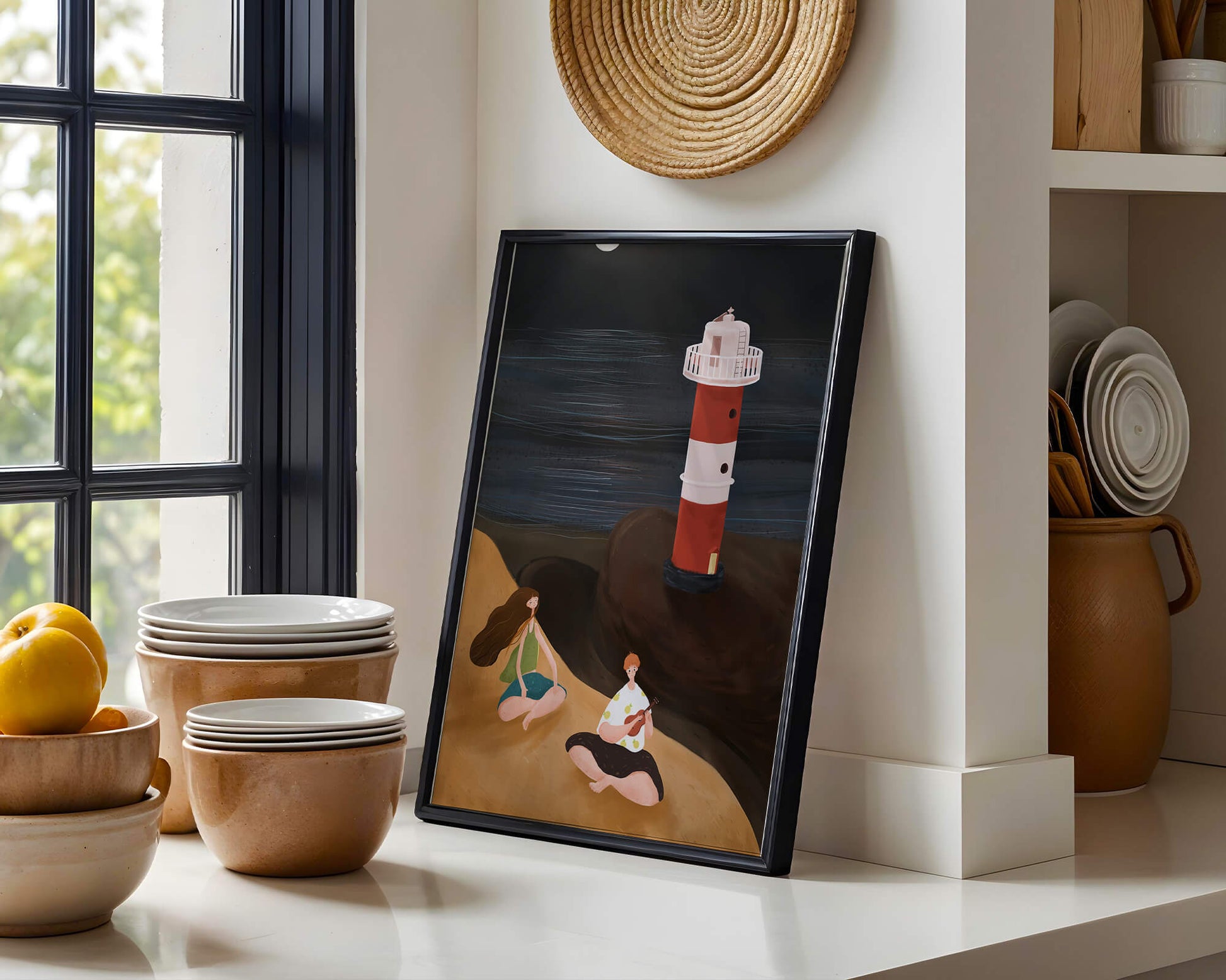 Escena de playa tranquila con faro por la noche