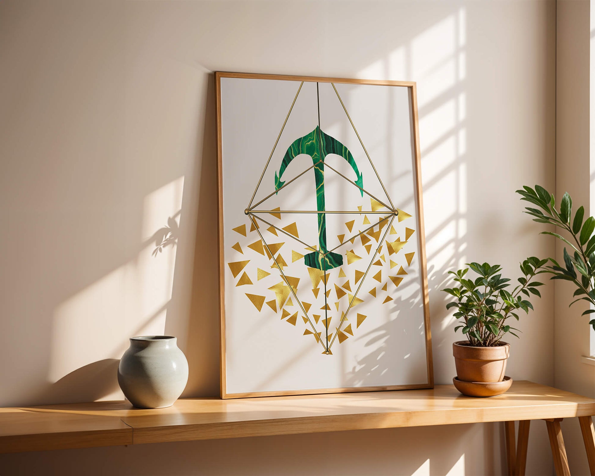Arte geométrico abstracto con textura de piedra verde y triángulos dorados