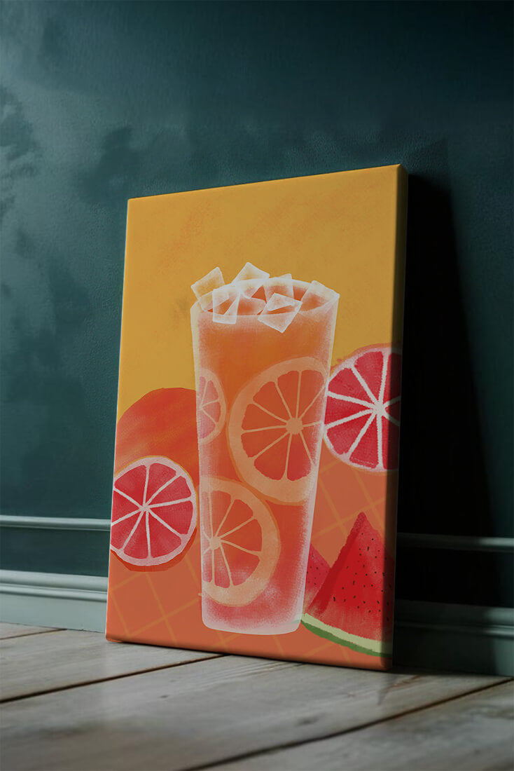 Erfrischender Sommerfruchtcocktail mit Zitrusfrüchten und Wassermelone