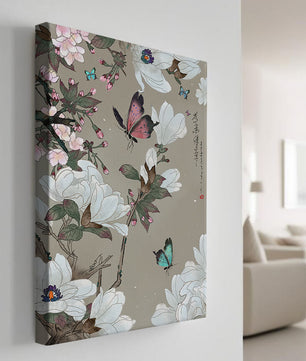 Mariposas y flores con colores pastel suaves y composición floral artística