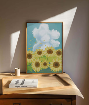 Sonnenblumen in einer hellen Wiese mit blauem Himmel und Wolken