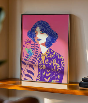 Retrato estilizado de una mujer con cabello azul y patrón botánico