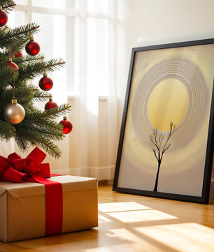 Silueta estilizada de un árbol con círculos concéntricos y un sol grande