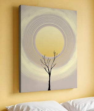 Silueta estilizada de un árbol con círculos concéntricos y un sol grande