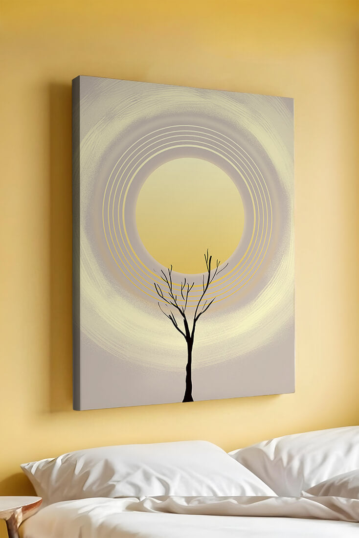 Silueta estilizada de un árbol con círculos concéntricos y un sol grande