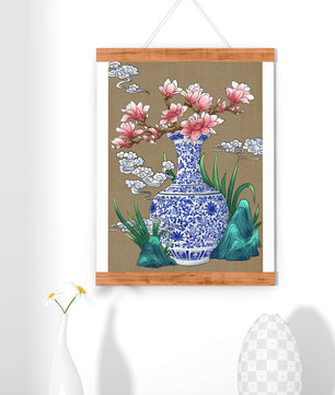 Arreglo floral elegante en un jarrón de porcelana azul y blanco con magnolias