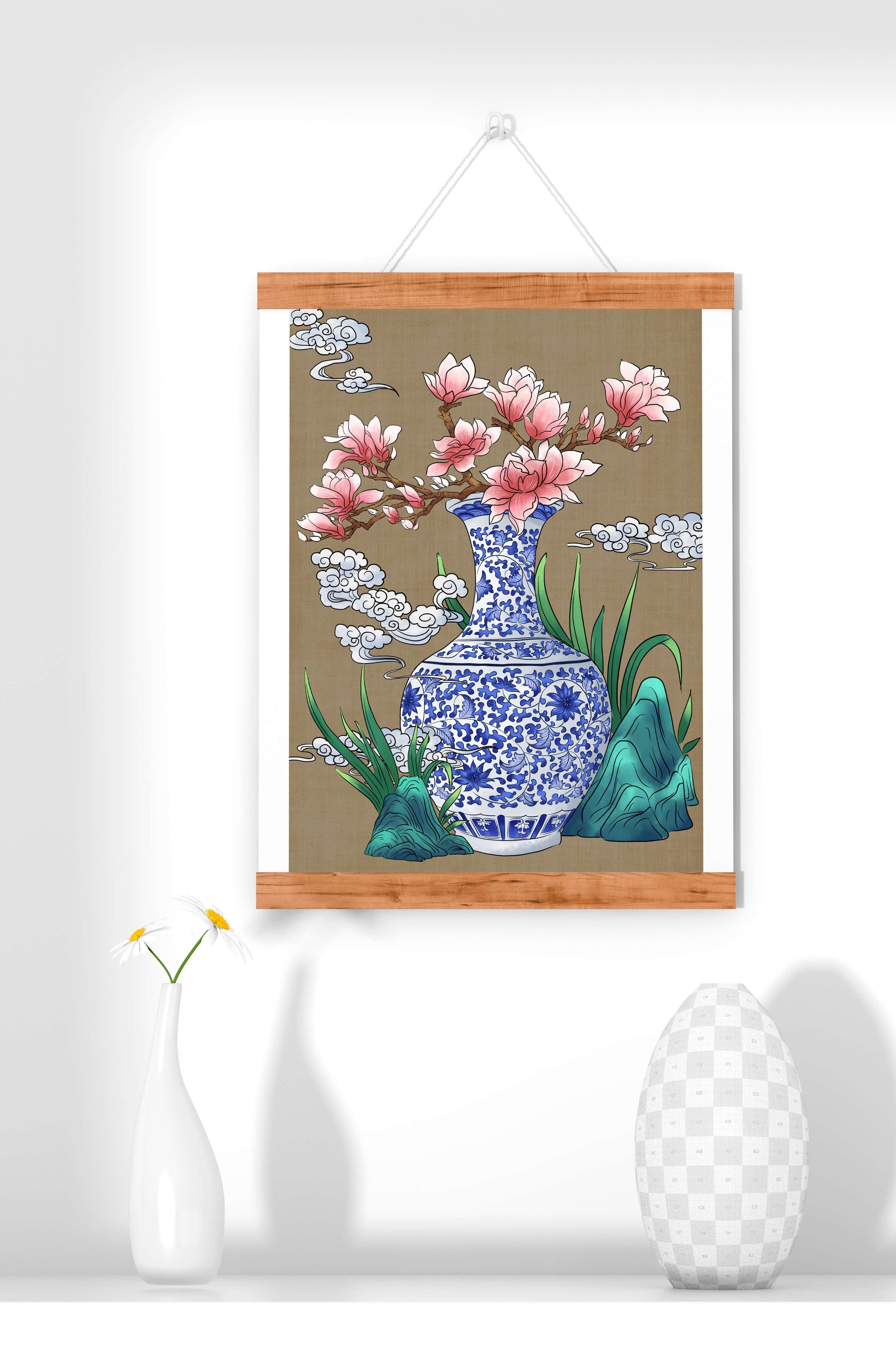 Elegante arreglo floral en jarrón de porcelana azul y blanca con magnolias.