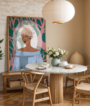 Illustration einer Frau mit einem pastellfarbenen Hintergrund aus abstrakten Bäumen