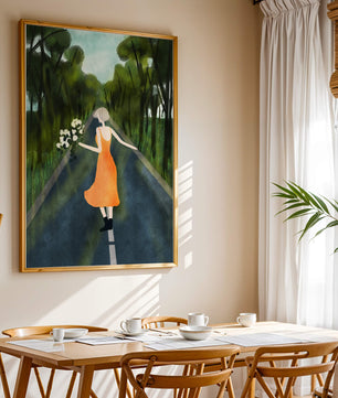Femme en robe orange marchant sur une route avec des fleurs dans la forêt