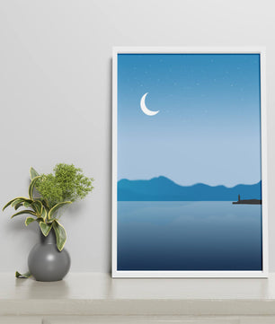 Paisaje Nocturno Sereno con Luna Creciente y Faro