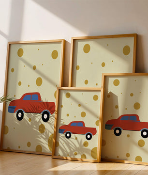 Ilustración abstracta de un coche rojo con círculos dorados sobre un fondo beige