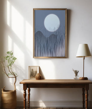 Ruhige Nachtlandschaft mit Vollmond und kahlen Bäumen