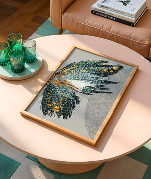 Ala de mariposa abstracta con detalles turquesa y dorados