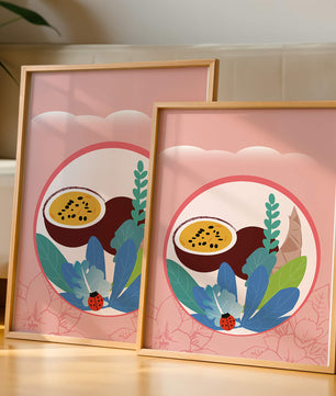 Ilustración de frutas tropicales y hojas con una mariquita sobre un fondo rosa