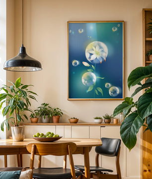 Zarte Blume in transparenten Blasen auf einem verträumten blauen Hintergrund