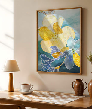 Arte floral abstracto con detalles dorados y tonos azules