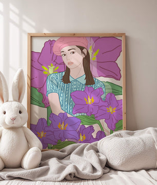 Jeune femme au béret rose avec illustration de fleurs violettes