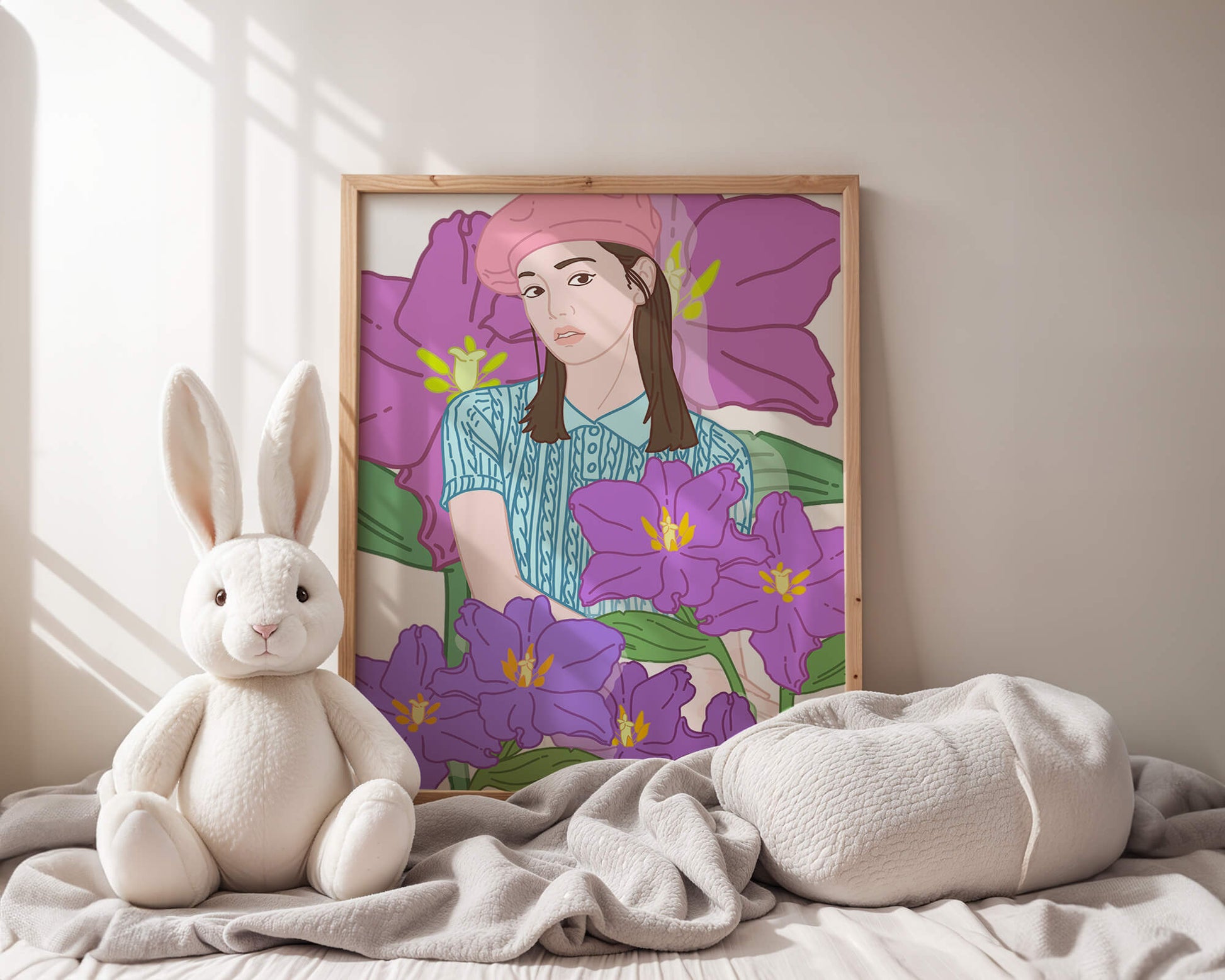 Ilustración de una joven con boina rosa y flores moradas