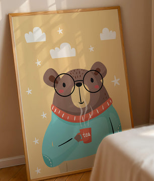 Ilustración de un oso acogedor disfrutando del té con gafas