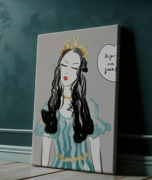 Femme élégante en robe turquoise avec une couronne dorée