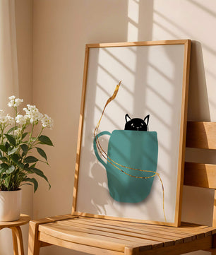 Katze in blaugrüner Tasse mit goldenen Elementen