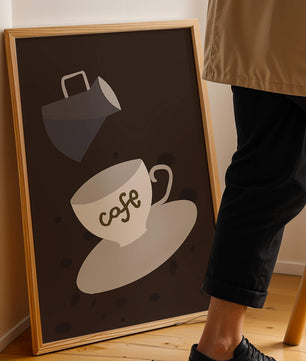 Taza de café minimalista con jarra vertiendo sobre fondo oscuro