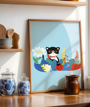Ilustración de un gato con mariquita y flores sobre fondo azul claro