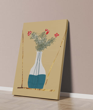 Vase avec des fleurs rouges et des accents dorés
