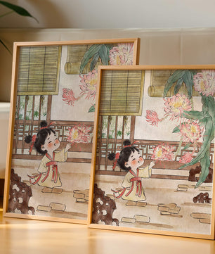 Kleines Mädchen mit Blumen im traditionellen asiatischen Garten