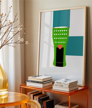 Jarrón verde con patrón de corazón y diseño minimalista