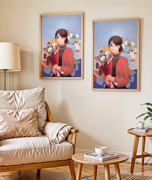Mujer sosteniendo ramo con fondo floral