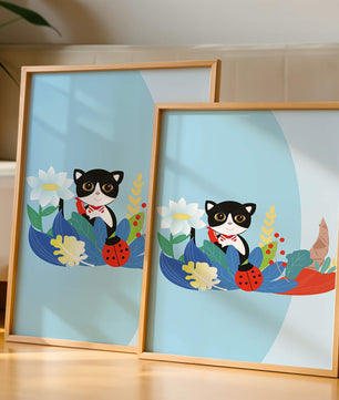 Ilustración de un gato con mariquita y flores sobre fondo azul claro