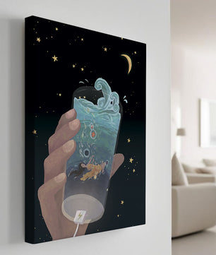 Escena abstracta del cielo nocturno con una mano sosteniendo un vaso de agua agitada.