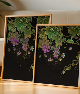 Uvas elegantes y mariposas sobre un fondo oscuro