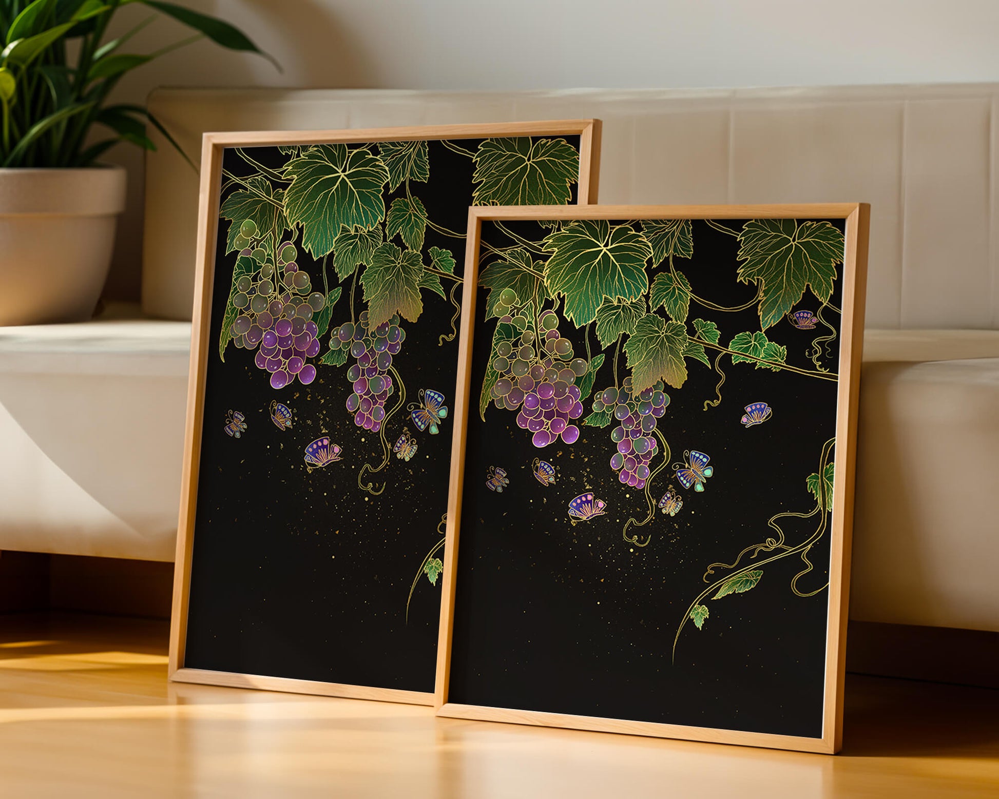 Uvas elegantes y mariposas sobre un fondo oscuro