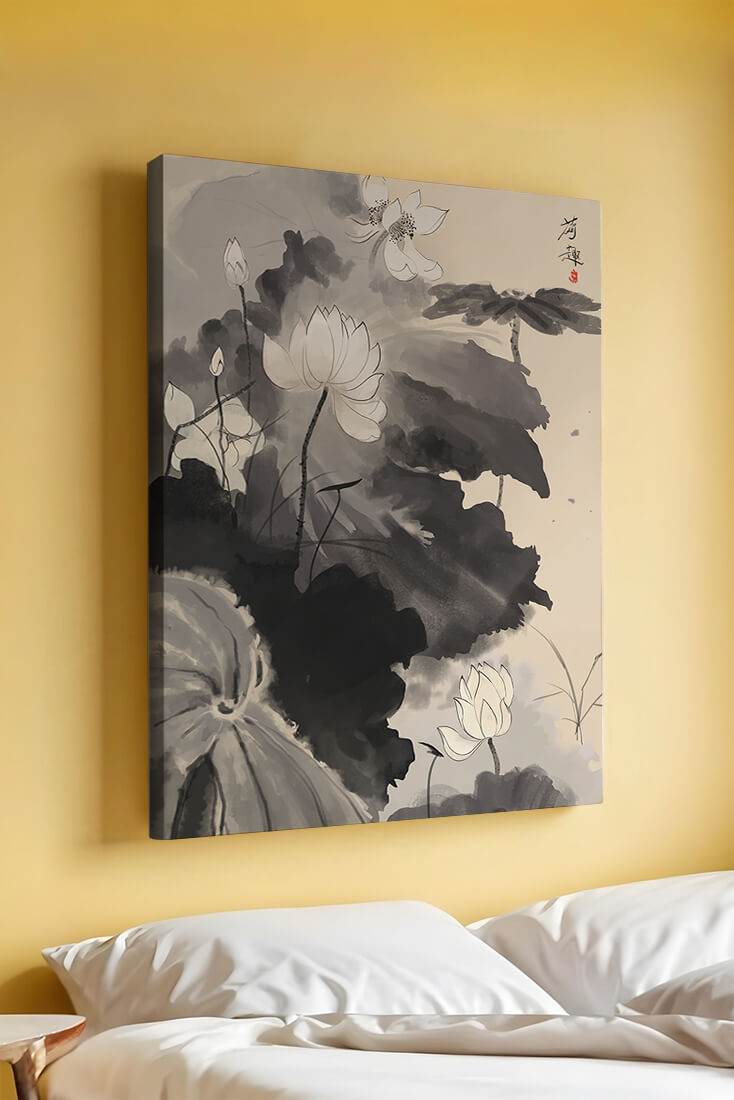 Representación serena de flores de loto en estilo tradicional de tinta.