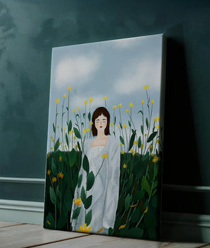 Femme en manteau blanc parmi les fleurs jaunes