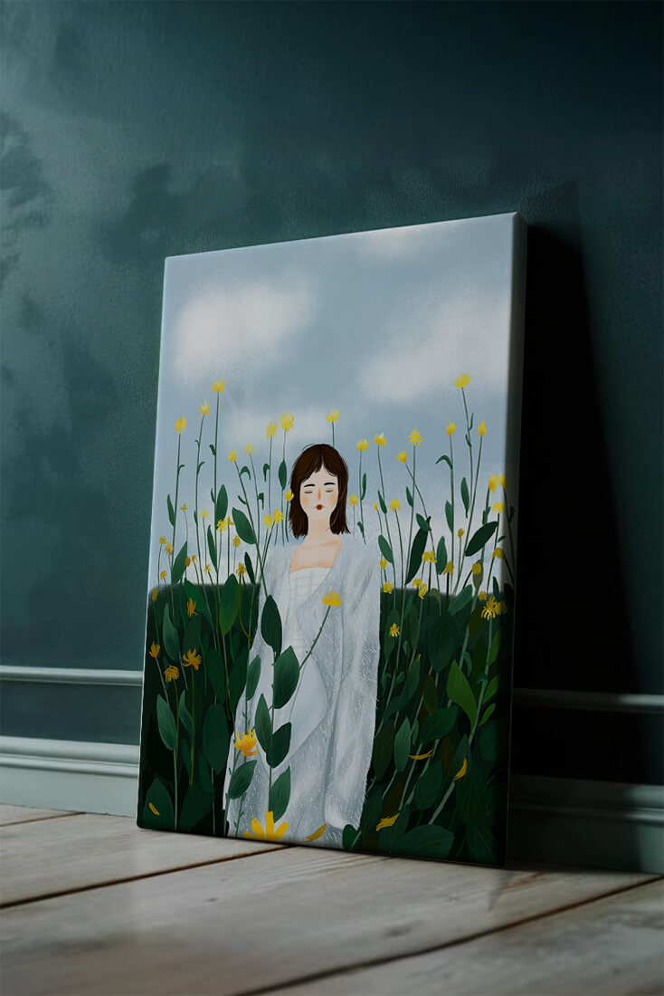 Mujer con abrigo blanco entre flores amarillas