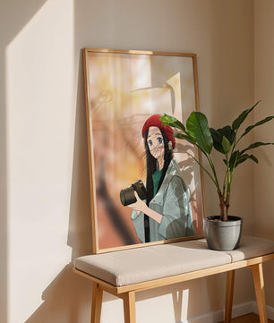 Chica de anime con boina roja sosteniendo una cámara durante el otoño