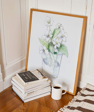 Delicadas flores blancas en una ilustración de jarrón de cristal