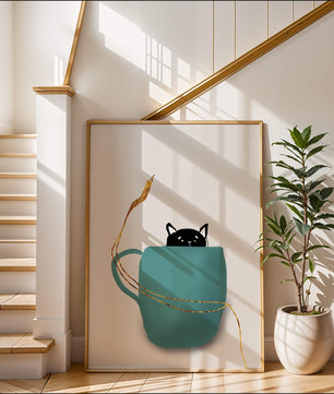 Katze in blaugrüner Tasse mit goldenen Elementen