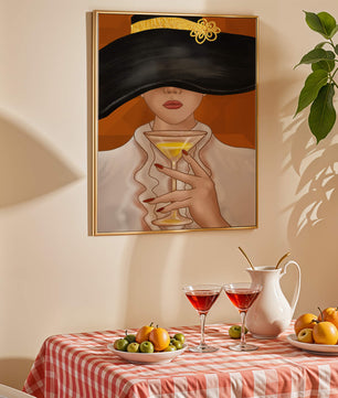 Femme avec un chapeau noir orné d’une touche dorée tenant un verre à cocktail